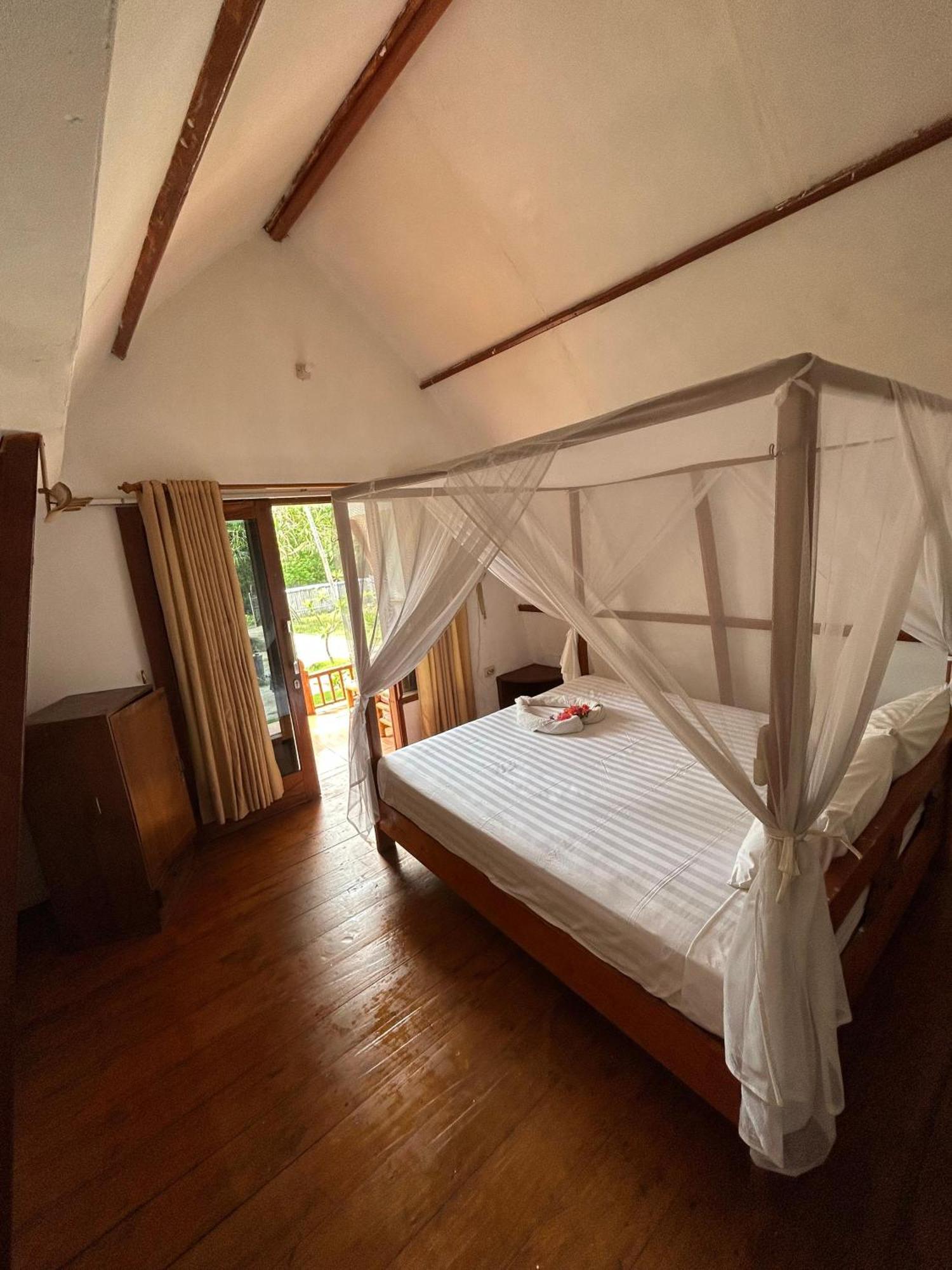 We'Be Cottages Gili Meno Room photo